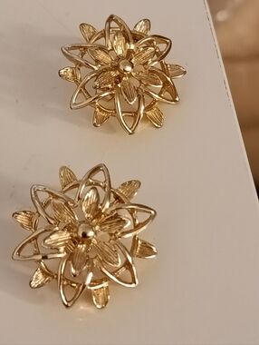 VTG Sarah Coventry "Peta-Lure" Gold Floral Filigree Clip-On Earrings